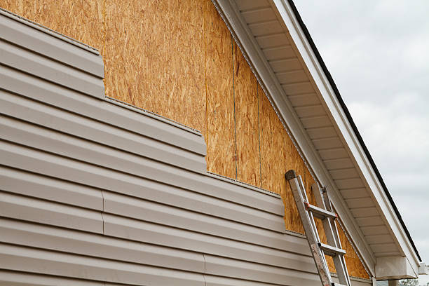 Professional Siding Installation technician working in Simpsonville, KY